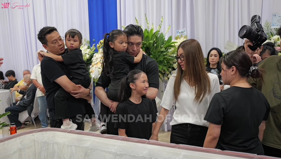 Jadi penguat saat ayah meninggal, 9 potret Giorgio Antonio setia dampingi Sarwendah di rumah duka