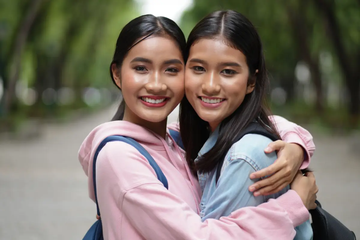 50 Pantun perpisahan sahabat paling menyentuh, kata-katanya ngena banget