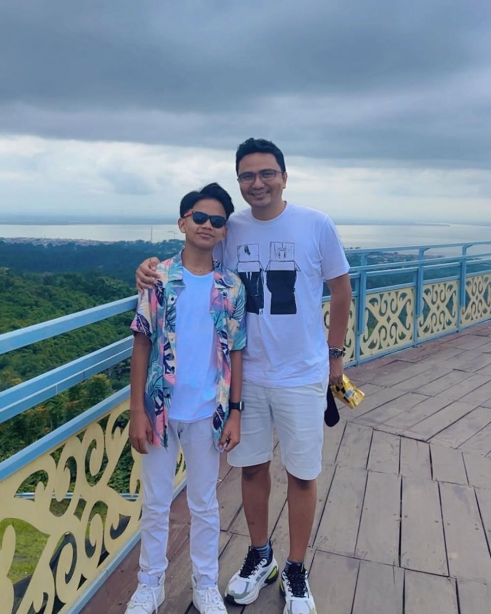 Sekolah dibiayai manajer usai Rp10 M ludes gegara keluarga, ini 9 potret akrab Farel dan Rais Simpson