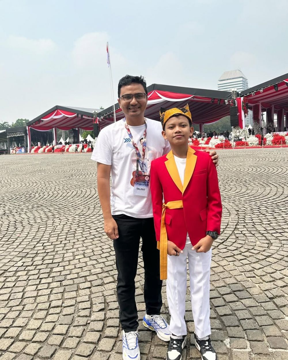 Sekolah dibiayai manajer usai Rp10 M ludes gegara keluarga, ini 9 potret akrab Farel dan Rais Simpson