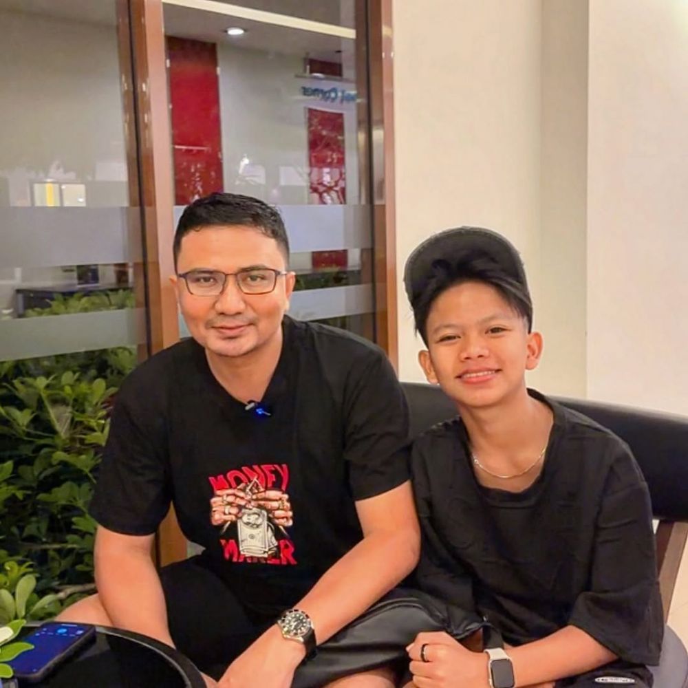 Sekolah dibiayai manajer usai Rp10 M ludes gegara keluarga, ini 9 potret akrab Farel dan Rais Simpson