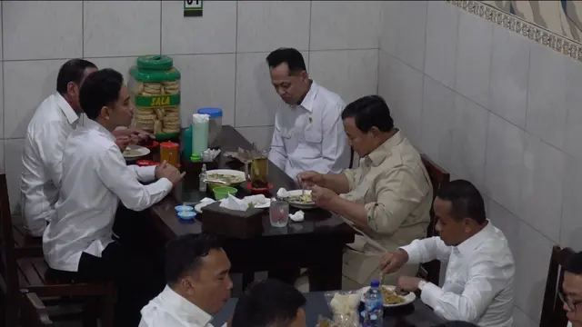 Momen hangat Prabowo, Jokowi, dan Gibran makan di warung bakmi dengan santai diiringi musik live
