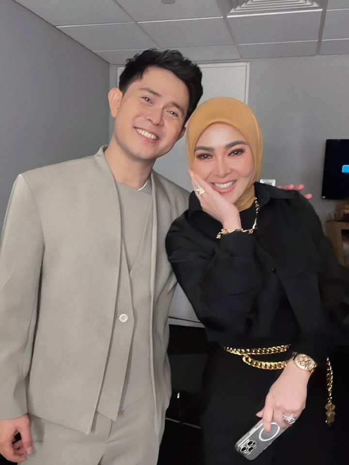5 Potret gaya glamor Syahrini di konser Cakra Khan Singapura, rich look yang menawan