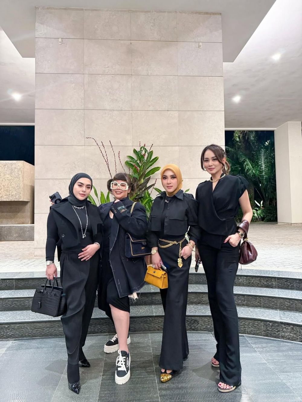 5 Potret gaya glamor Syahrini di konser Cakra Khan Singapura, rich look yang menawan