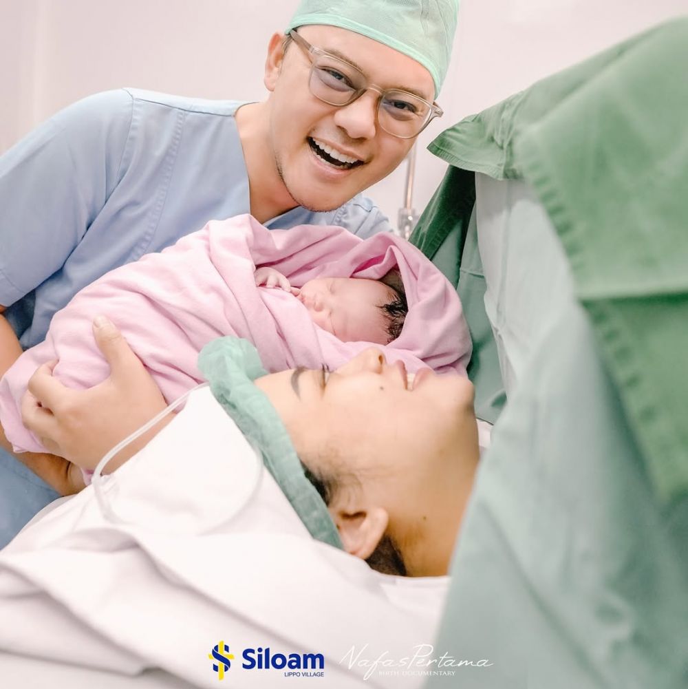 Penantian 3 tahun berbuah manis, ini 7 potret momen kelahiran anak pertama Danang DA dan istri
