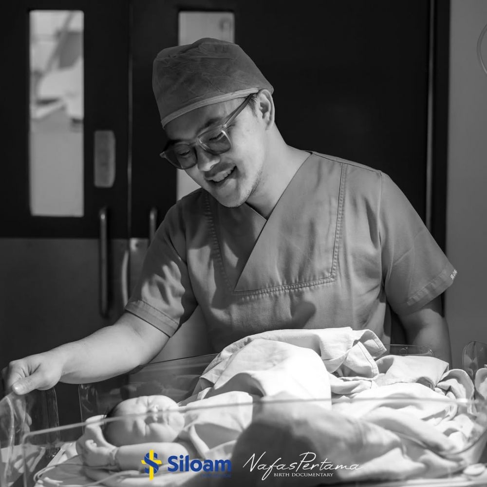 Penantian 3 tahun berbuah manis, ini 7 potret momen kelahiran anak pertama Danang DA dan istri