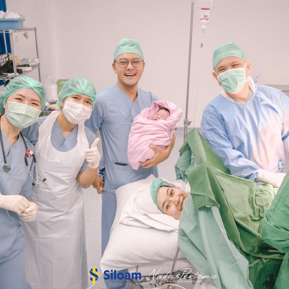 Penantian 3 tahun berbuah manis, ini 7 potret momen kelahiran anak pertama Danang DA dan istri