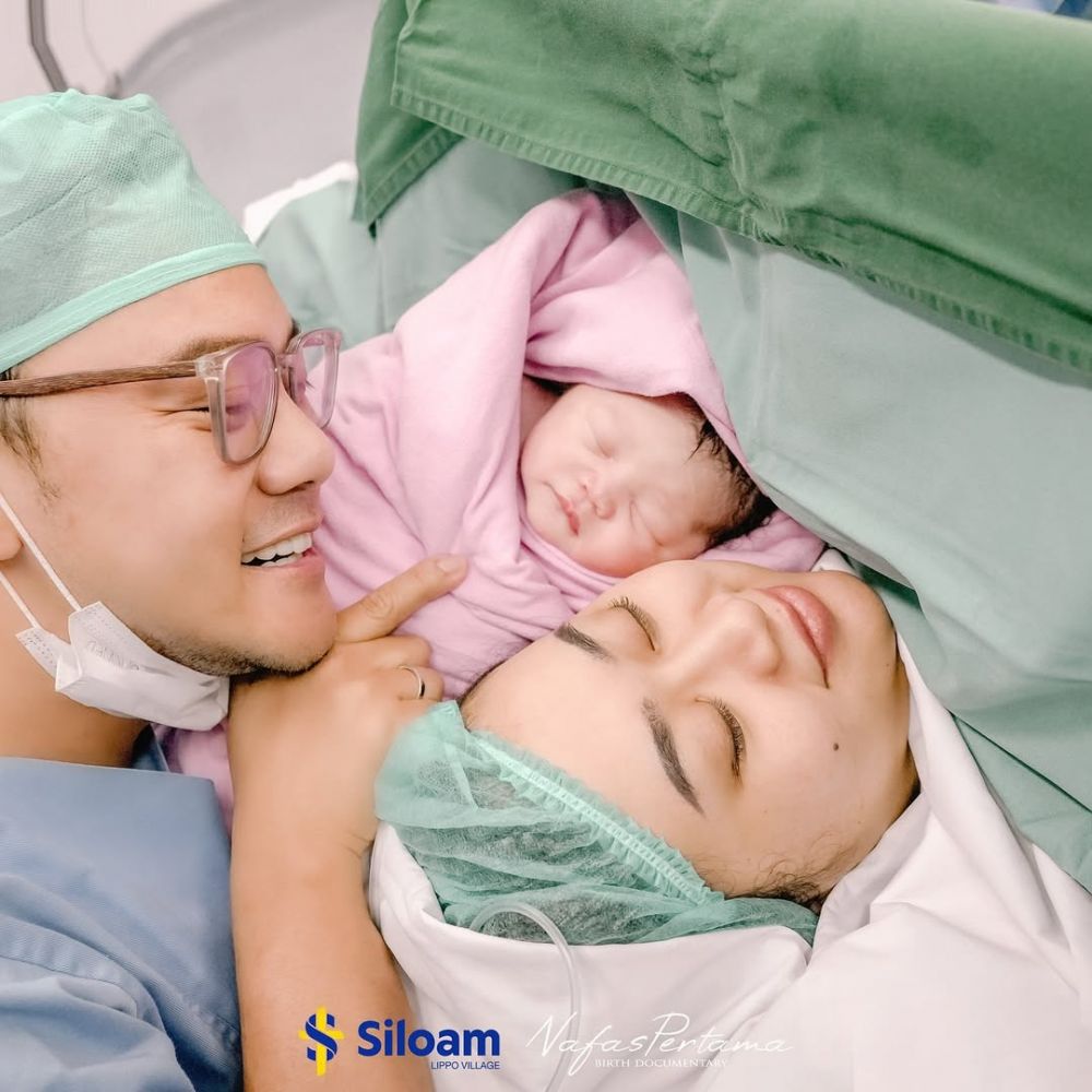 Penantian 3 tahun berbuah manis, ini 7 potret momen kelahiran anak pertama Danang DA dan istri