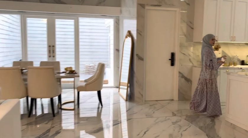 Punya rumah mewah bak hotel, ini 6 cara Angel Lelga menata dapur, kulkasnya canggih pakai layar sentuh