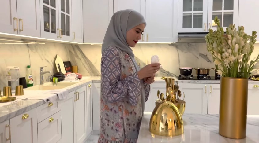 Punya rumah mewah bak hotel, ini 6 cara Angel Lelga menata dapur, kulkasnya canggih pakai layar sentuh