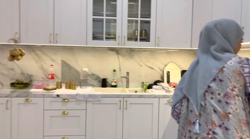 Punya rumah mewah bak hotel, ini 6 cara Angel Lelga menata dapur, kulkasnya canggih pakai layar sentuh