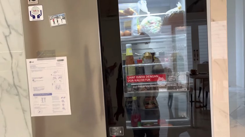 Punya rumah mewah bak hotel, ini 6 cara Angel Lelga menata dapur, kulkasnya canggih pakai layar sentuh