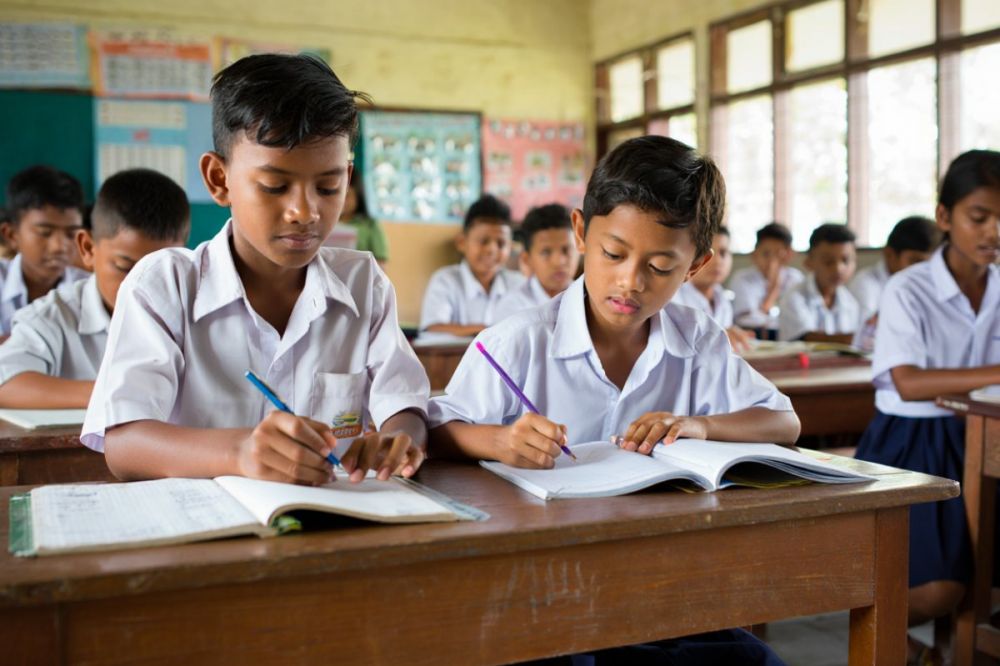 Contoh surat izin tidak masuk sekolah SMP yang bisa kamu tulis sendiri di rumah