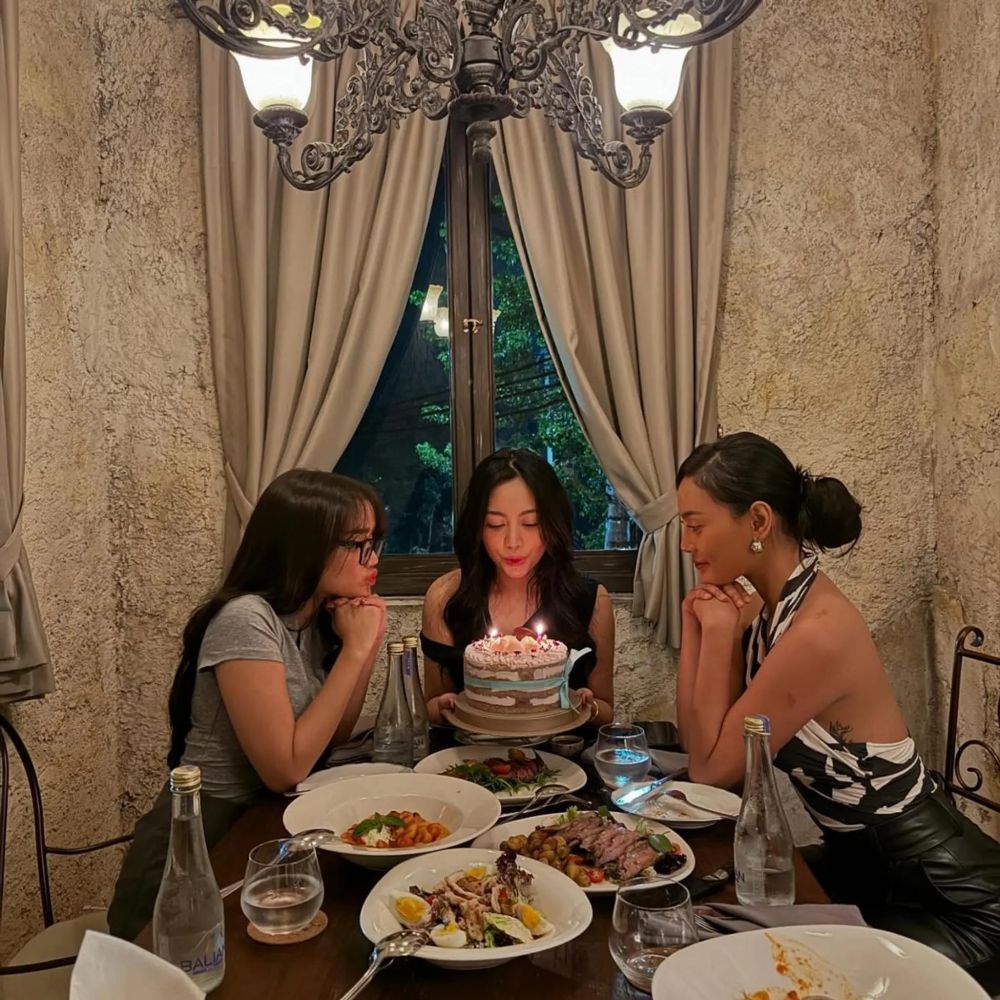 Selalu kompak dukung sahabatnya, ini 9 potret pertemanan Fuji dan Rachel Venya bareng Erika Carlina