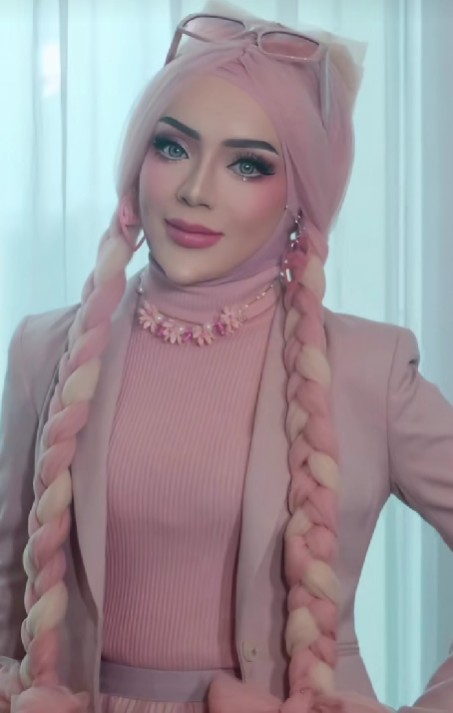 Suka dandan mirip barbie, 9 potret Yuni Jasmine seleb TikTok dagu lancip tanpa filter ini manglingi