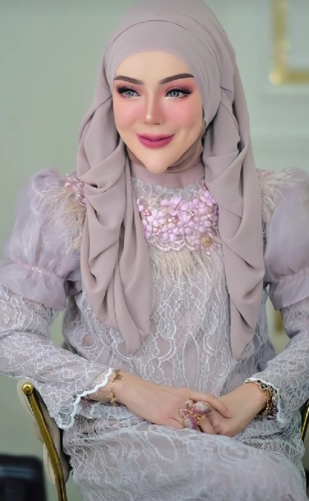 Suka dandan mirip barbie, 9 potret Yuni Jasmine seleb TikTok dagu lancip tanpa filter ini manglingi