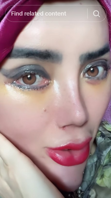 Suka dandan mirip barbie, 9 potret Yuni Jasmine seleb TikTok dagu lancip tanpa filter ini manglingi