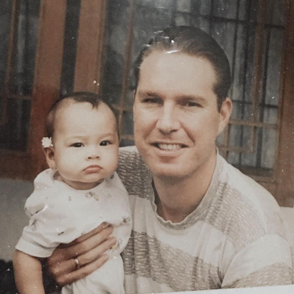 Masa muda ayah 13 seleb blasteran ini bikin naksir, paras ayah Rebecca Klopper mirip Harry Styles