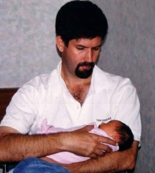 Masa muda ayah 13 seleb blasteran ini bikin naksir, paras ayah Rebecca Klopper mirip Harry Styles