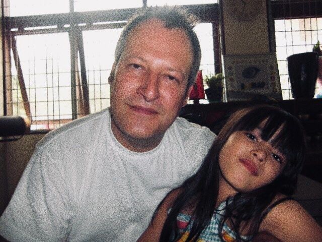 Masa muda ayah 13 seleb blasteran ini bikin naksir, paras ayah Rebecca Klopper mirip Harry Styles