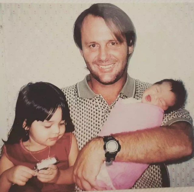 Masa muda ayah 13 seleb blasteran ini bikin naksir, paras ayah Rebecca Klopper mirip Harry Styles