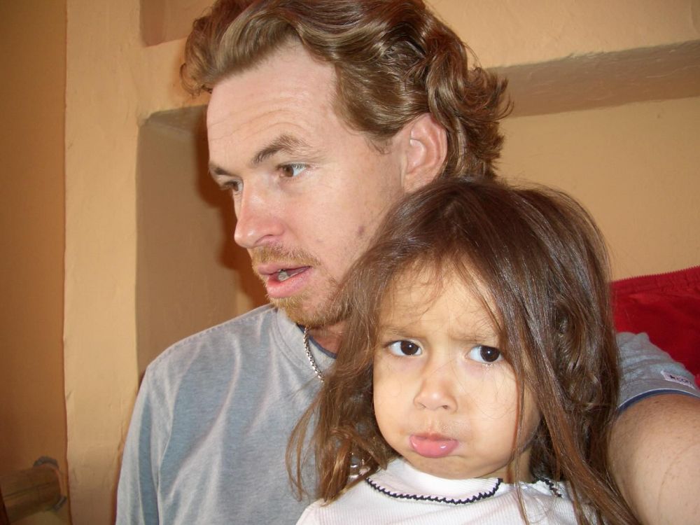 Masa muda ayah 13 seleb blasteran ini bikin naksir, paras ayah Rebecca Klopper mirip Harry Styles