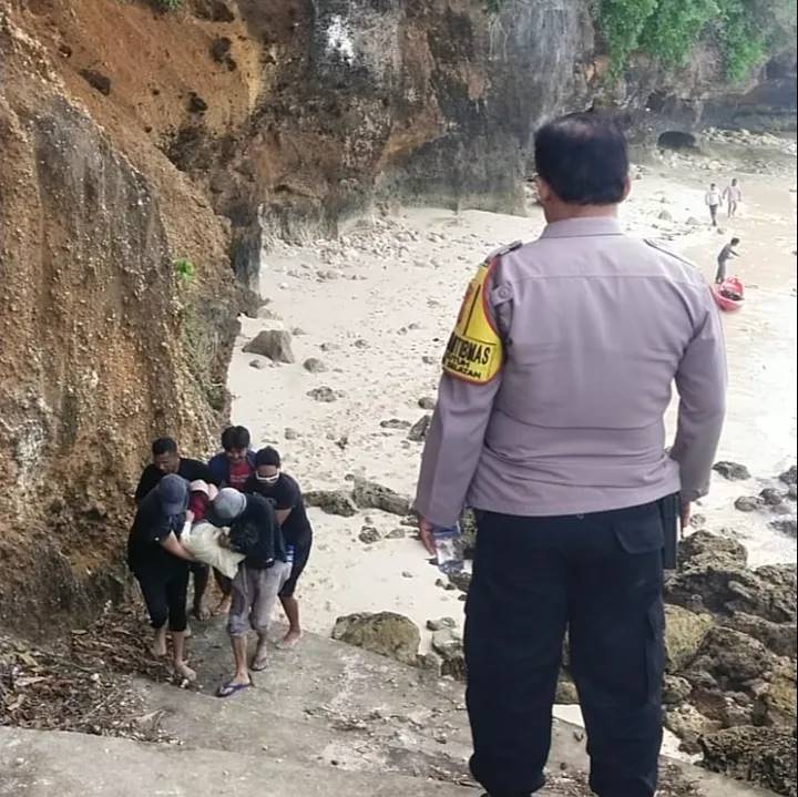 Gagal mendarat dengan mulus, pasutri asal Korea Selatan tewas usai jatuh saat main paralayang di Bali