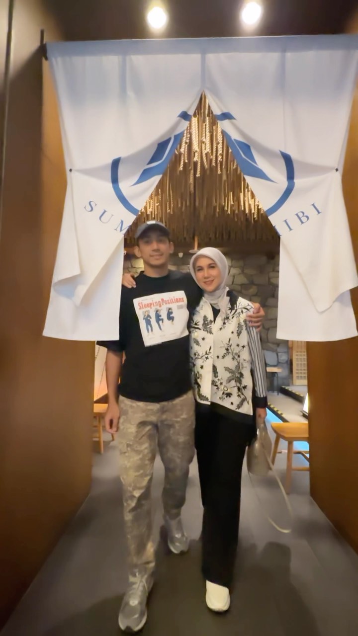 Malah dipikir pacar anaknya, ini potret 8 seleb dan anak semata wayang beda puluhan tahun