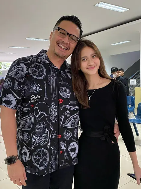 Malah dipikir pacar anaknya, ini potret 8 seleb dan anak semata wayang beda puluhan tahun