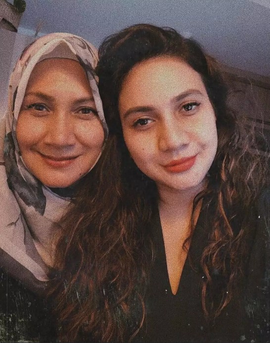 Beda puluhan tahun tapi wajahnya plek ketiplek, potret 9 seleb cantik sama putrinya ini bikin terkecoh