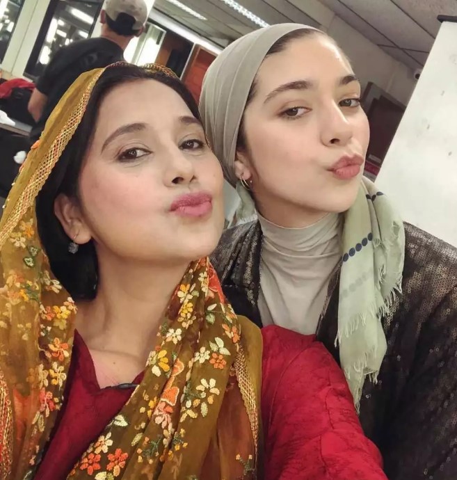 Beda puluhan tahun tapi wajahnya plek ketiplek, potret 9 seleb cantik sama putrinya ini bikin terkecoh