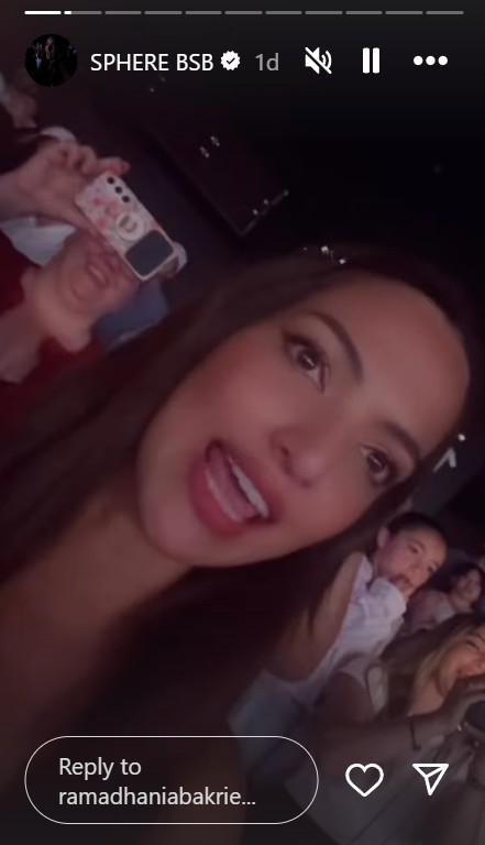 9 Potret Nia Ramadhani ngonser Backstreet Boys di Las Vegas, tak canggung meski ditemani ayah mertua