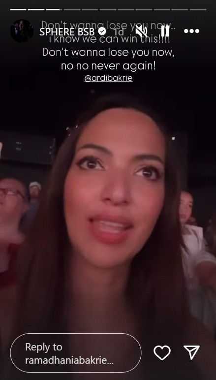 9 Potret Nia Ramadhani ngonser Backstreet Boys di Las Vegas, tak canggung meski ditemani ayah mertua