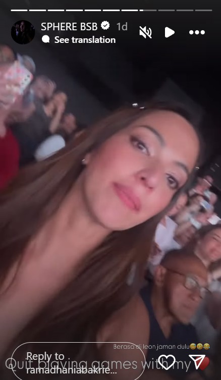 9 Potret Nia Ramadhani ngonser Backstreet Boys di Las Vegas, tak canggung meski ditemani ayah mertua