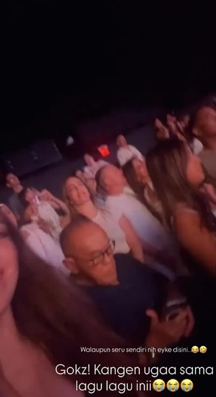 9 Potret Nia Ramadhani ngonser Backstreet Boys di Las Vegas, tak canggung meski ditemani ayah mertua