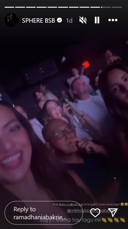 9 Potret Nia Ramadhani ngonser Backstreet Boys di Las Vegas, tak canggung meski ditemani ayah mertua