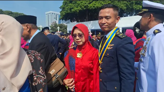 Momen haru Letda Axel Fahreza peraih Adhi Makayasa TNI AU sujud di kaki ibu usai dilantik Prabowo