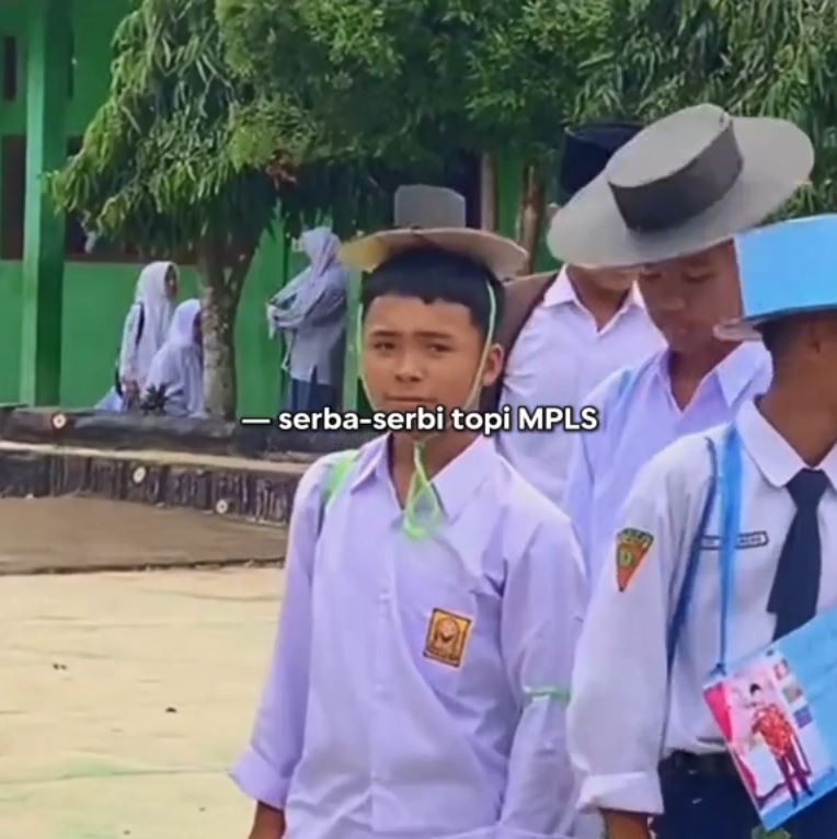 11 Potret serba-serbi topi MPLS ini kreatifnya nggak ada yang menandingi, fix jadi trend setter