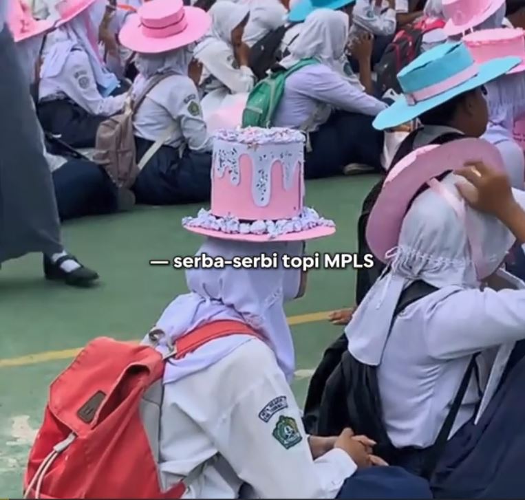 11 Potret serba-serbi topi MPLS ini kreatifnya nggak ada yang menandingi, fix jadi trend setter