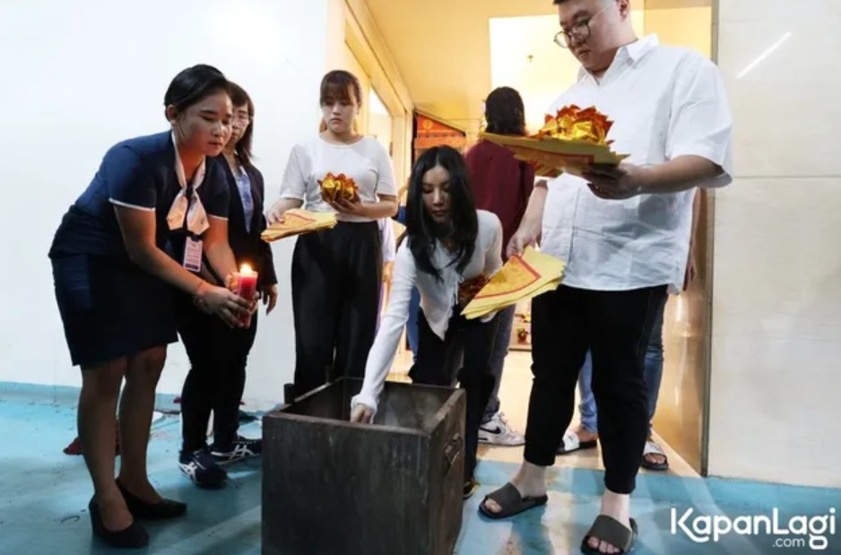 9 Potret ketegaran Sarwendah melepas kepergian ayah, genggam erat foto mendiang saat prosesi kremasi