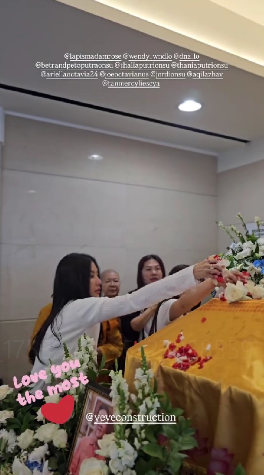 9 Potret ketegaran Sarwendah melepas kepergian ayah, genggam erat foto mendiang saat prosesi kremasi