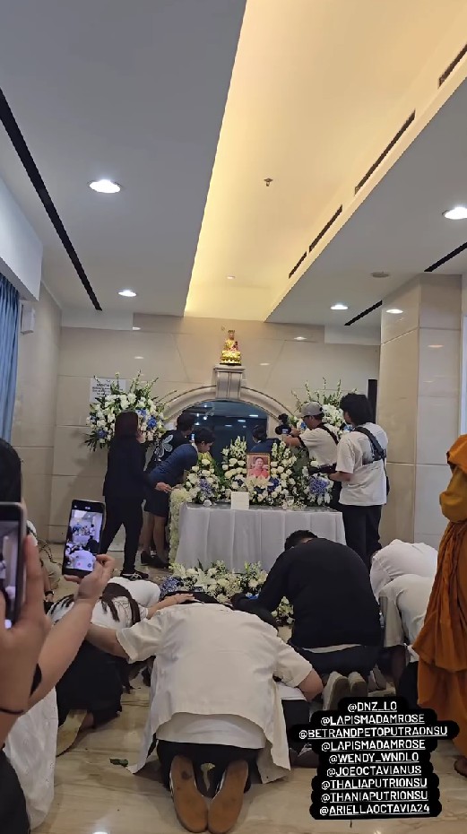 9 Potret ketegaran Sarwendah melepas kepergian ayah, genggam erat foto mendiang saat prosesi kremasi