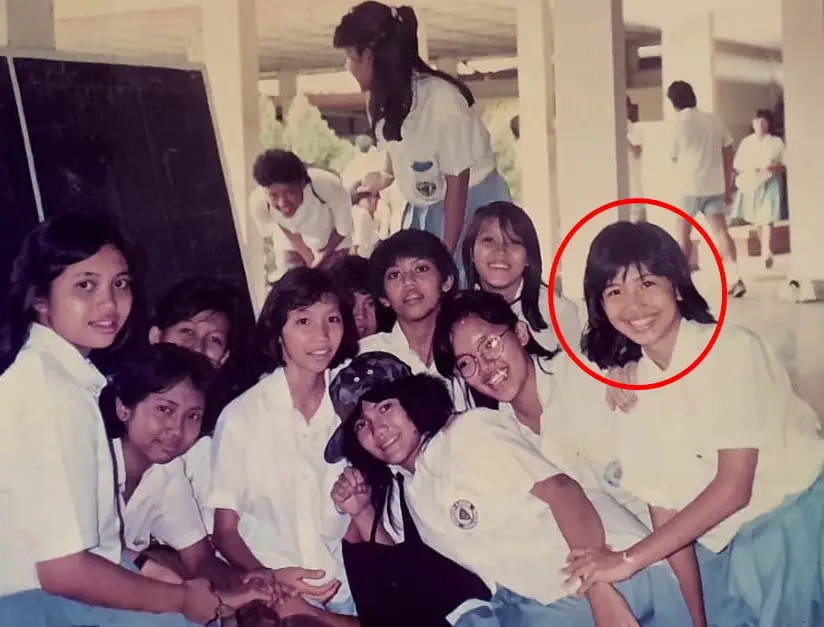 Gadis berambut pendek foto bareng geng SMA kini jadi presenter top, intip 9 potret lawasnya 