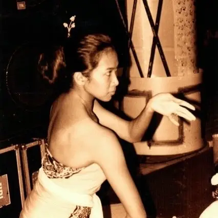 Gadis berambut pendek foto bareng geng SMA kini jadi presenter top, intip 9 potret lawasnya 