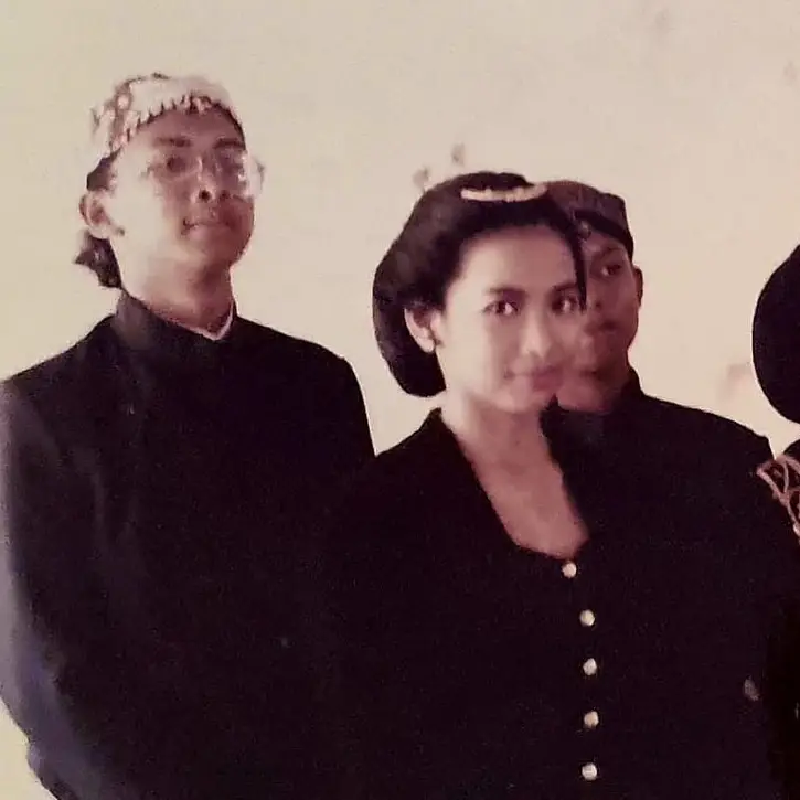 Gadis berambut pendek foto bareng geng SMA kini jadi presenter top, intip 9 potret lawasnya 