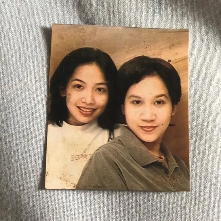 Gadis berambut pendek foto bareng geng SMA kini jadi presenter top, intip 9 potret lawasnya 