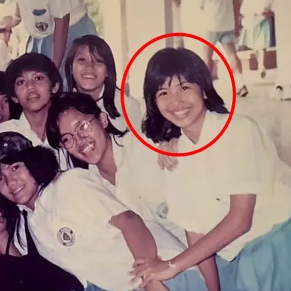 Gadis berambut pendek foto bareng geng SMA kini jadi presenter top, intip 9 potret lawasnya 