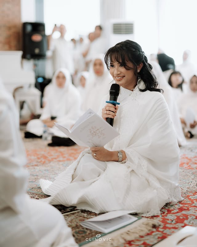  11 Potret Ikke Nurjanah gelar pengajian pernikahan Adira Kania, penuh kedamaian didampingi Aldi Bragi