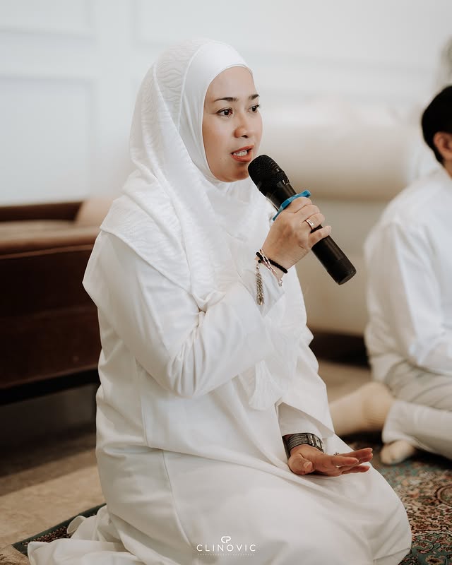  11 Potret Ikke Nurjanah gelar pengajian pernikahan Adira Kania, penuh kedamaian didampingi Aldi Bragi