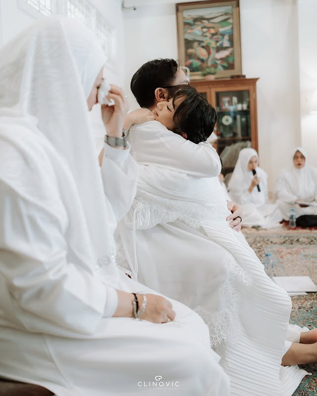  11 Potret Ikke Nurjanah gelar pengajian pernikahan Adira Kania, penuh kedamaian didampingi Aldi Bragi